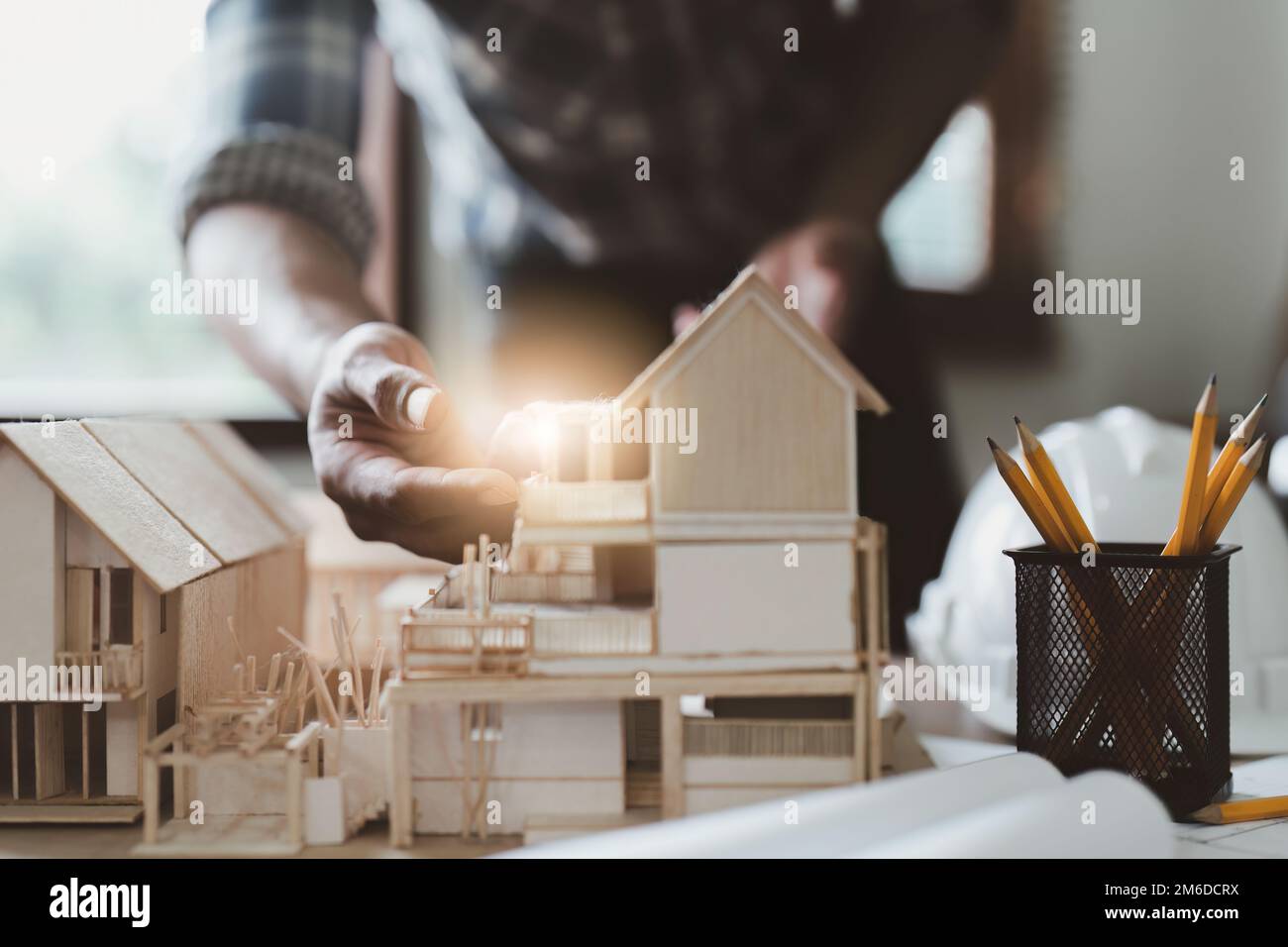 Architektur zeichnet etwas, während im Büro mit Blueprint gearbeitet wird. Architektur- und Ingenieurkonzept Stockfoto