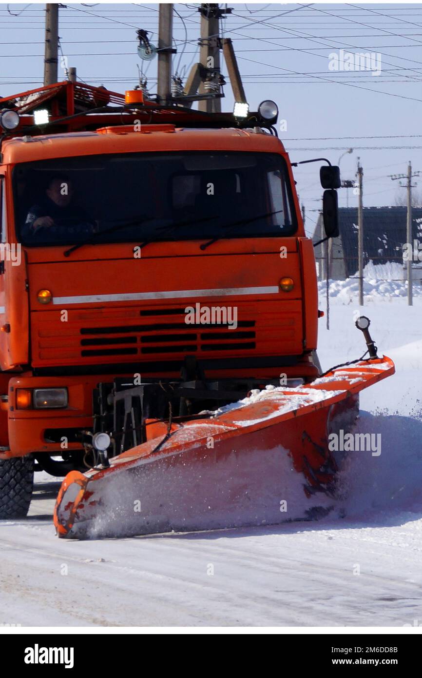 Ein großer LKW räumt Schnee von der Straße. Stockfoto