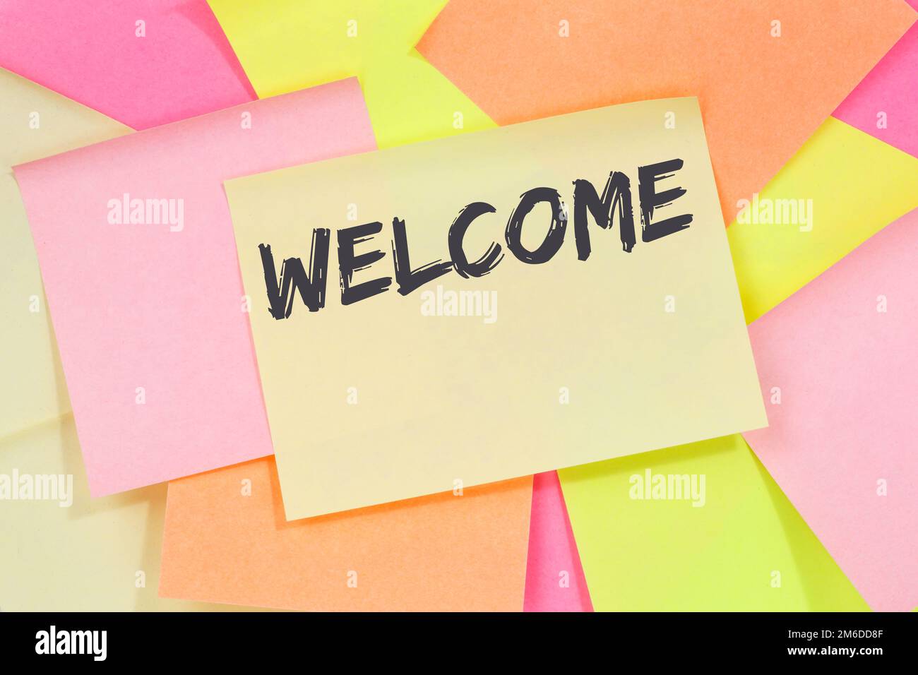 Willkommen neue Mitarbeiter Kollegen Flüchtlinge Einwanderer Notizpapier Stockfoto