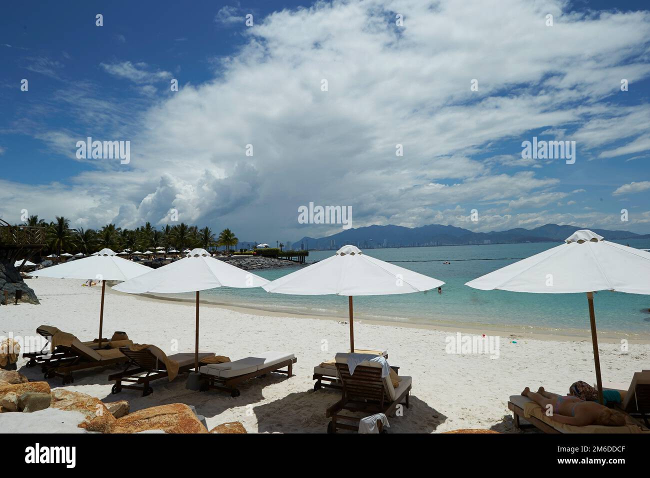 Strand mit Sonnenschirmen und Stühlen Stockfoto
