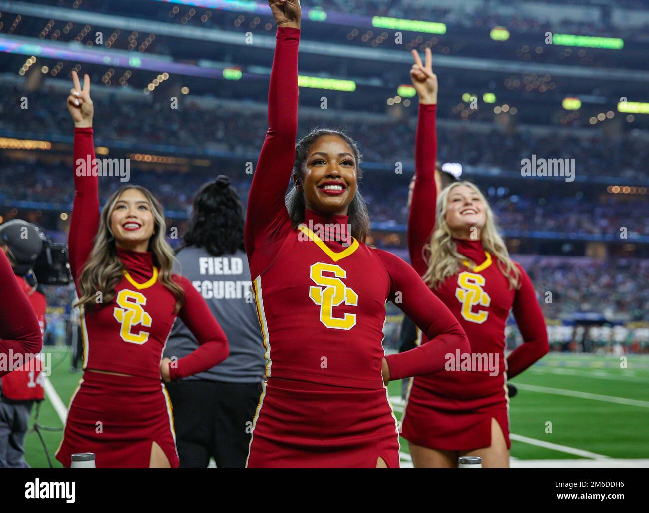 Arlington, TX, USA. 2. Januar 2023. Das USC Spirit Squad hält seine Siegesschilder während des Fußballspiels Goodyear Cotton Bowl 2023 zwischen den Tulane Green Wave und den USC Trojanern im AT&T Stadium in Arlington, TX, bereit. Kyle Okita/CSM/Alamy Live News Stockfoto