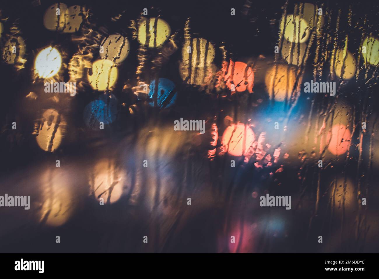 Ampel durch das Fenster in einer regnerischen Nacht Stockfoto