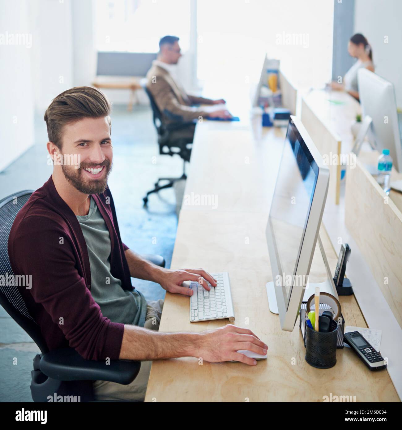 Es ist eine tolle Arbeitsumgebung. Ein Designer bei der Arbeit in einem Büro. Stockfoto