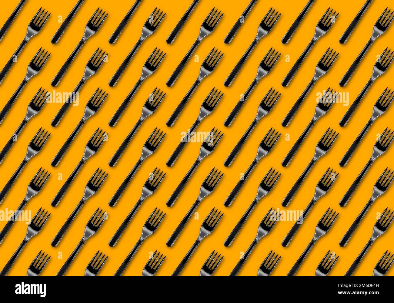 Viele schwarze Kunststoffgabeln auf gelbem Hintergrund, Draufsicht Stockfoto