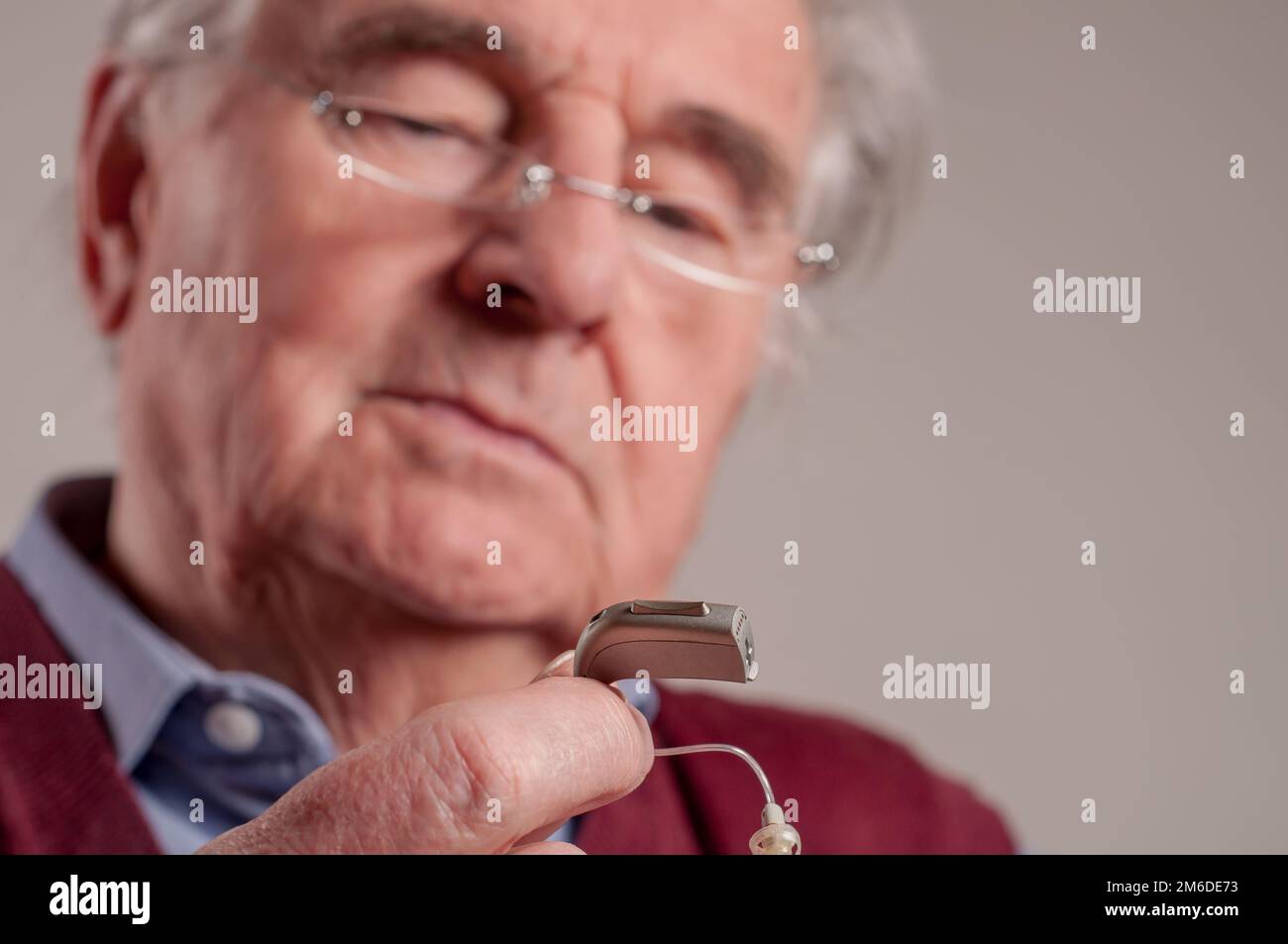 Ältere Menschen mit Hörgeräten isoliert Stockfoto