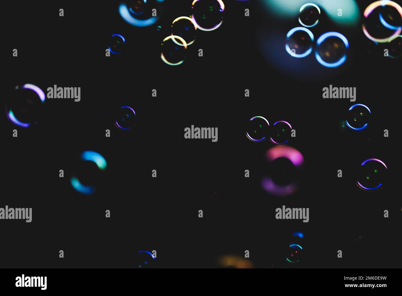 Bunte Blasen auf dunklem Hintergrund Stockfoto