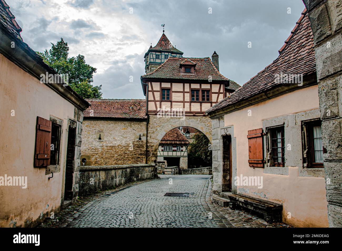 Das Festungstor in der mittelalterlichen Stadt Rothenburg ob der Tauber in einem schönen Licht, Deutschland. Stockfoto