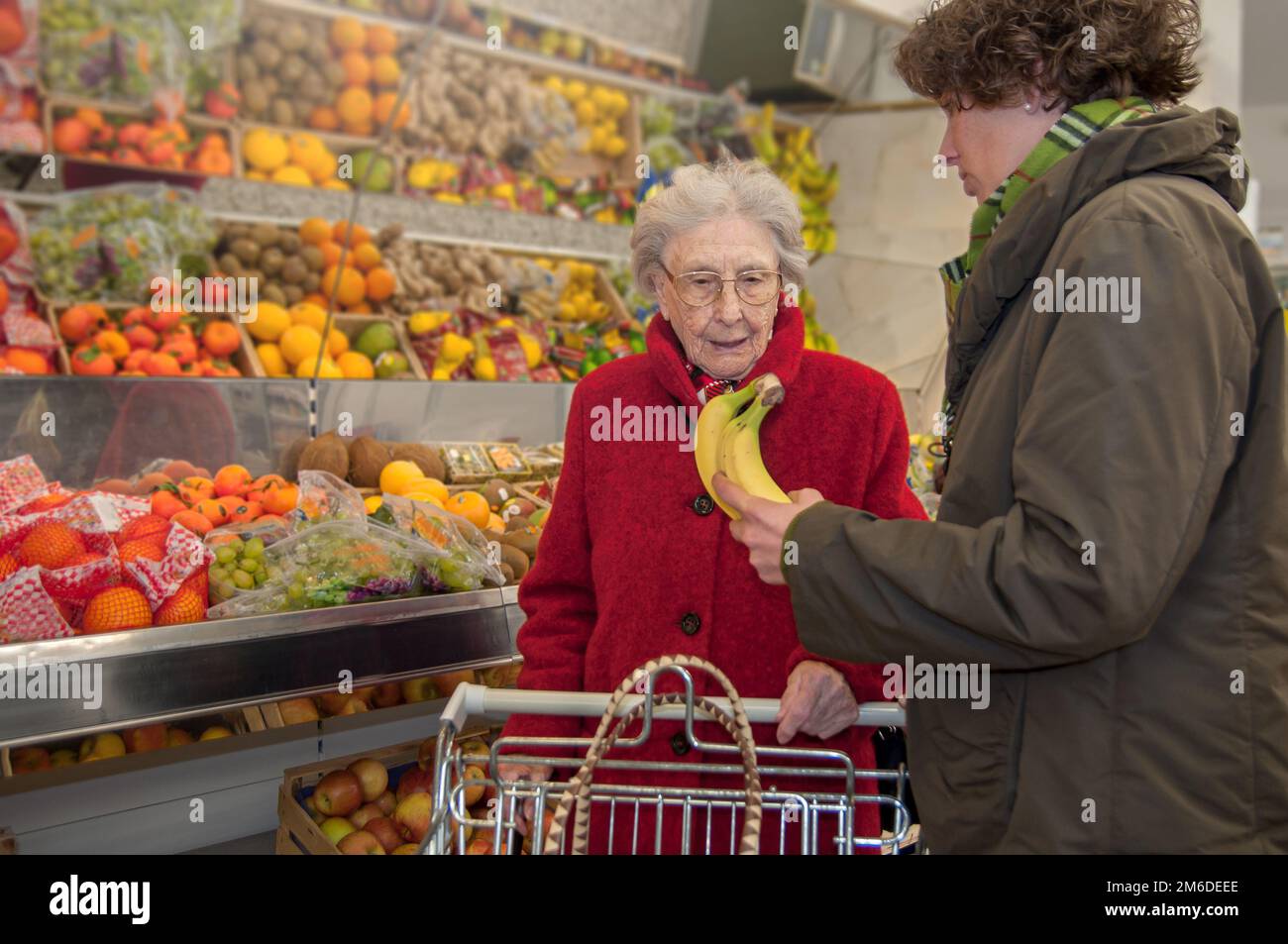 Pflegekraft mit Seniorin im Supermarkt Stockfoto
