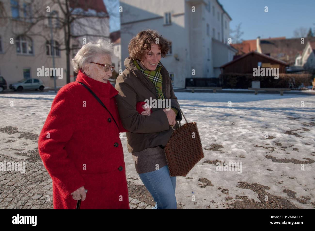 Seniorin und Pflegekraft gehen einkaufen Stockfoto