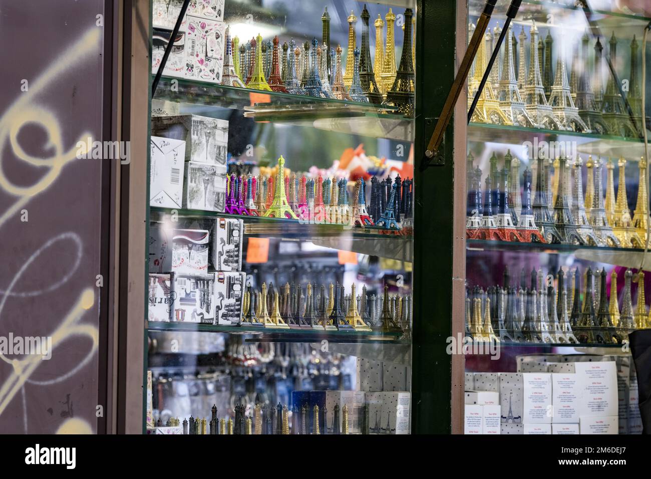 Souvenirs aus Paris. Kleine Eiffeltürme in verschiedenen Farben und Formen Stockfoto
