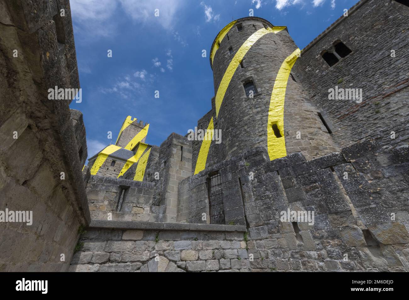 Die perspektivale Anamorphose von Carcassonne. Felice Varini, Cercles Concentrques Excentrques, Stockfoto