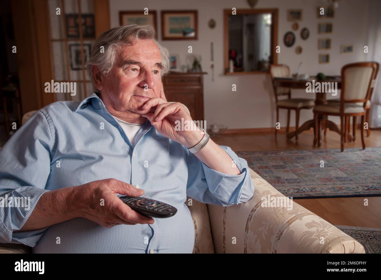 Frustriert älterer Menschen Fernsehen Stockfoto