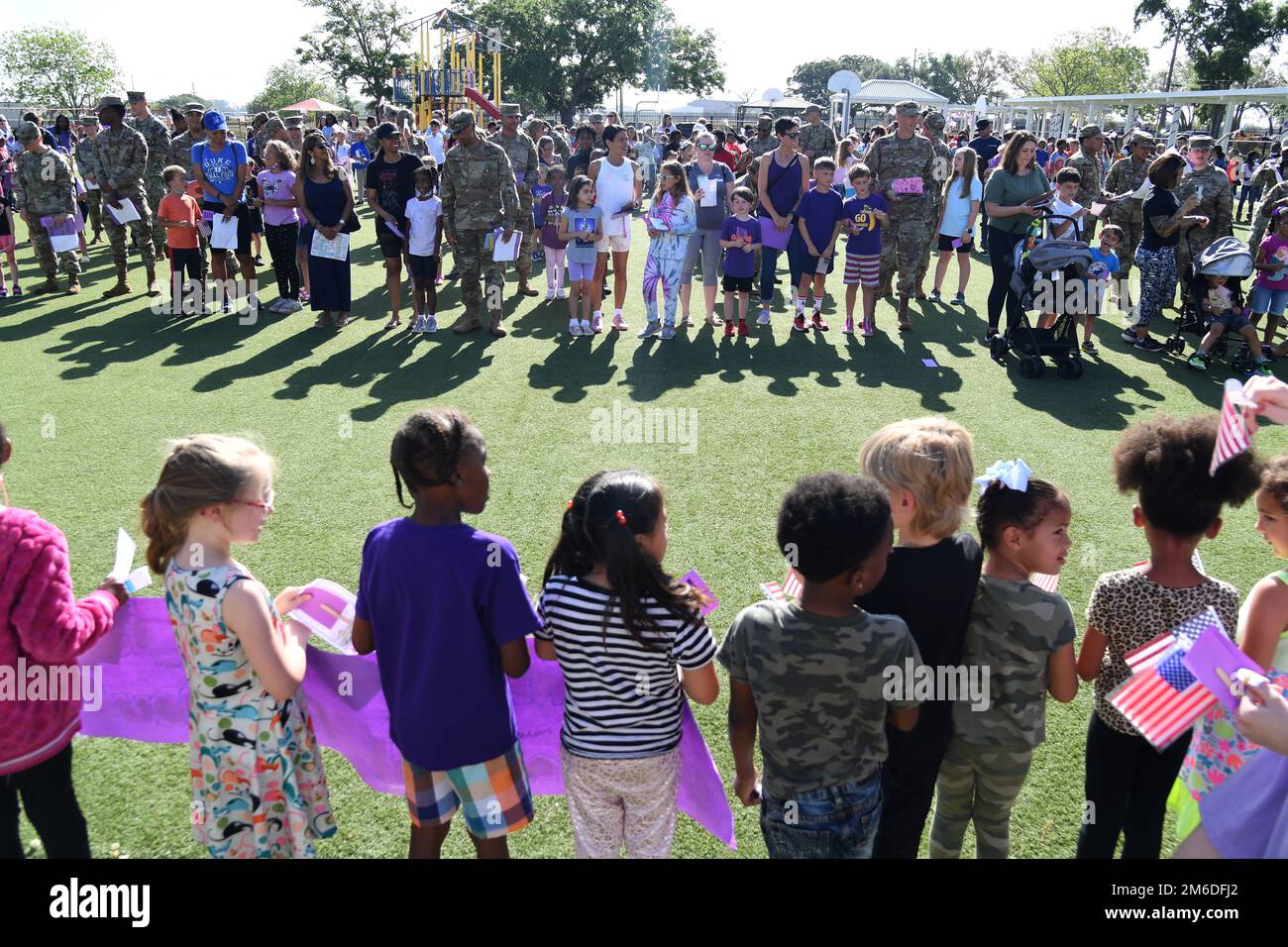 Keesler-Mitarbeiter besuchen den Back Bay Elementary School Military Honor Walk in Biloxi, Mississippi, 25. April 2022. Der Walk, der zu Ehren des Monats des Militärkindes stattfindet, gibt den Schülern die Möglichkeit, das gesamte Militärpersonal zu ehren, das mit der Schule und der umliegenden Gemeinde verbunden ist. Stockfoto