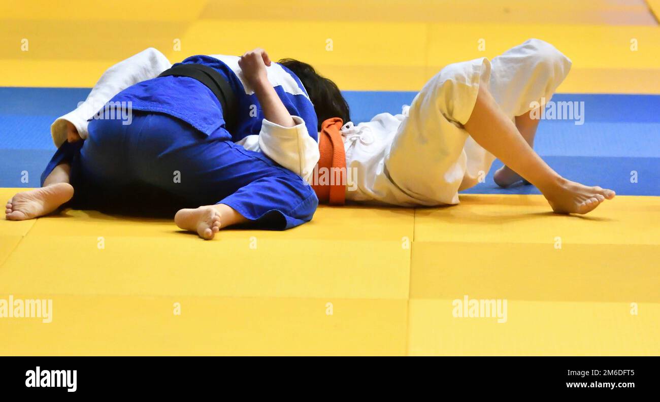 Zwei Mädchen judoka im Kimono konkurrieren auf dem Tatami Stockfoto