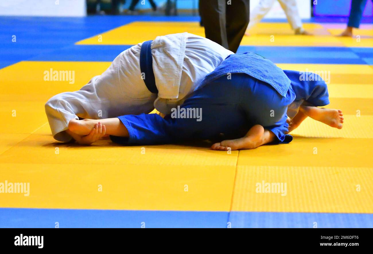 Zwei Mädchen judoka im Kimono konkurrieren auf dem Tatami Stockfoto