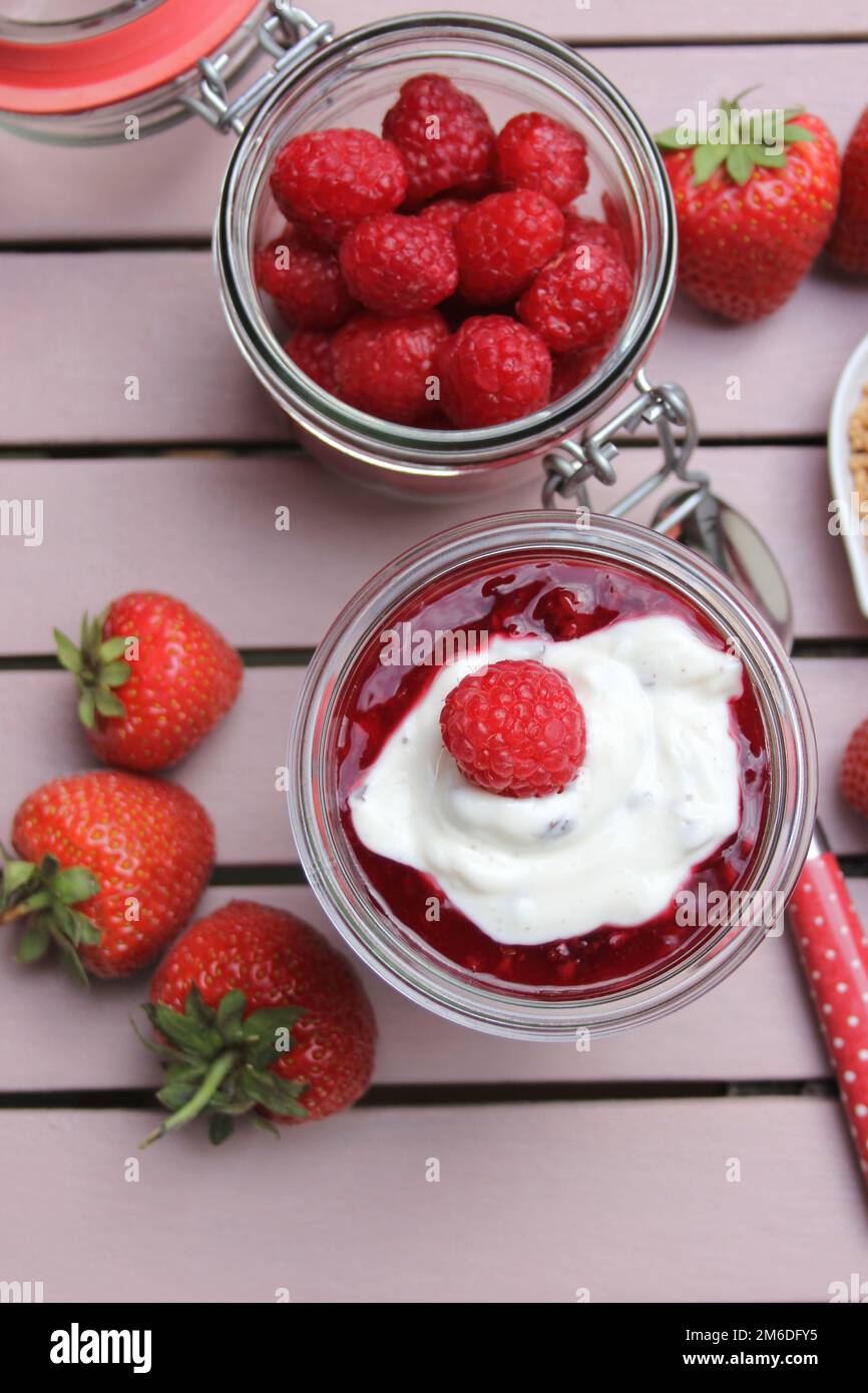 Rote Fruchtgelee mit Erdbeeren und Himbeeren Stockfoto