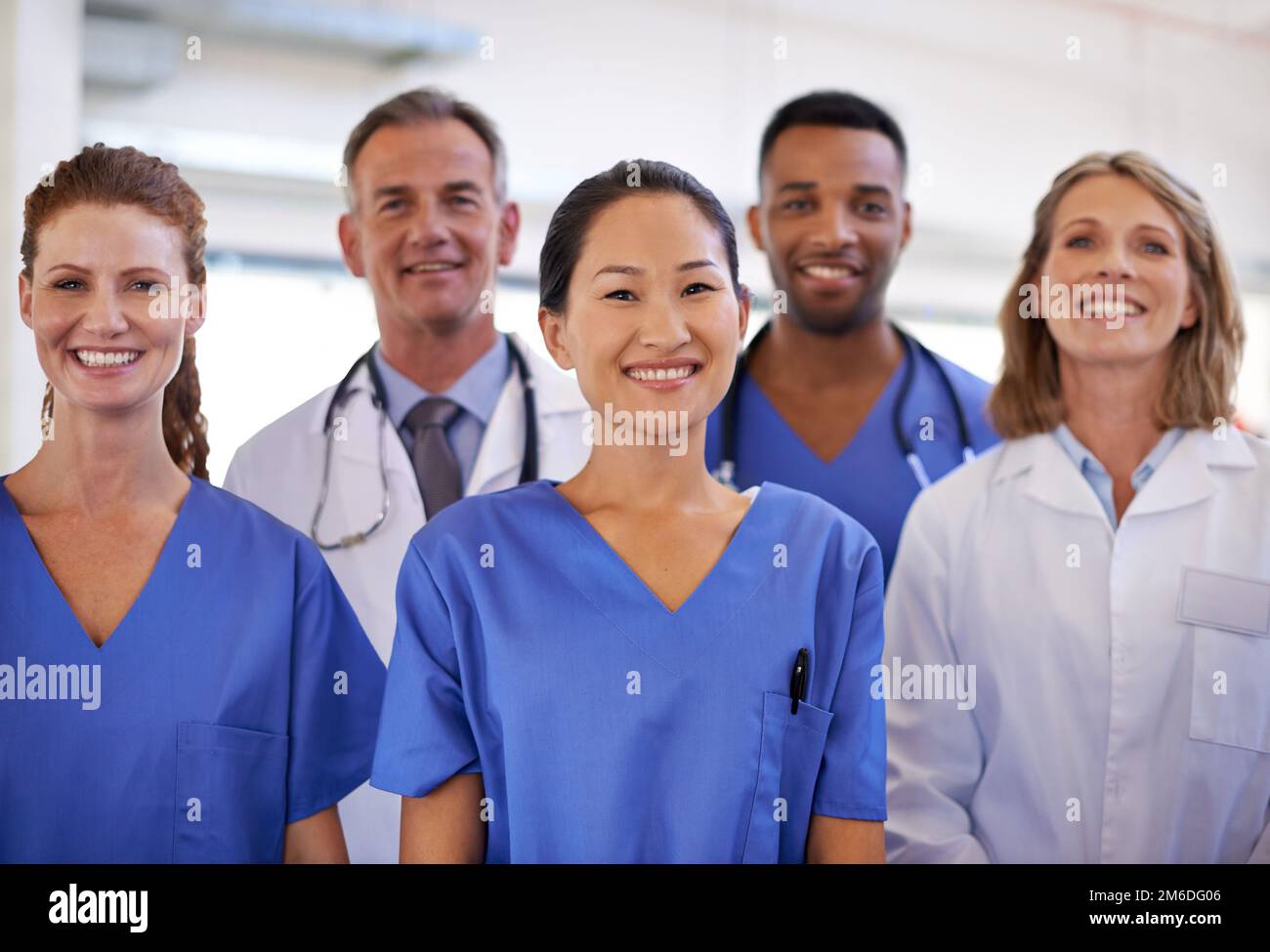Wir kümmern uns um all Ihre Bedürfnisse im Gesundheitswesen. Portrait eines vielfältigen Teams von Medizinern. Stockfoto