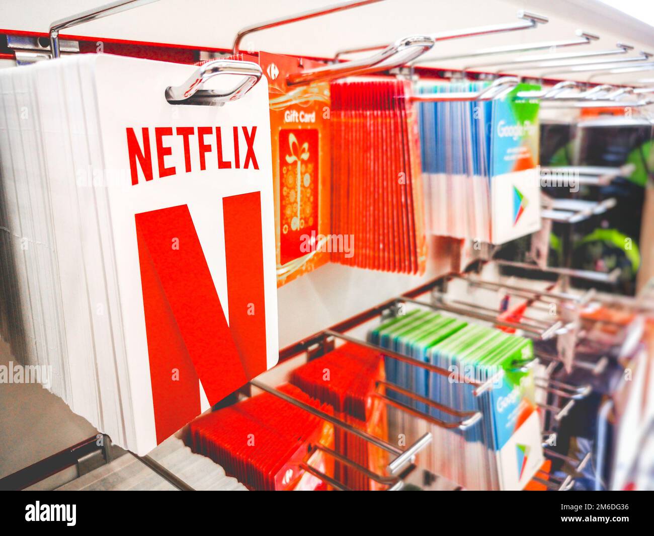 Netflix Geschenkkarten Supermarktregal Stockfoto