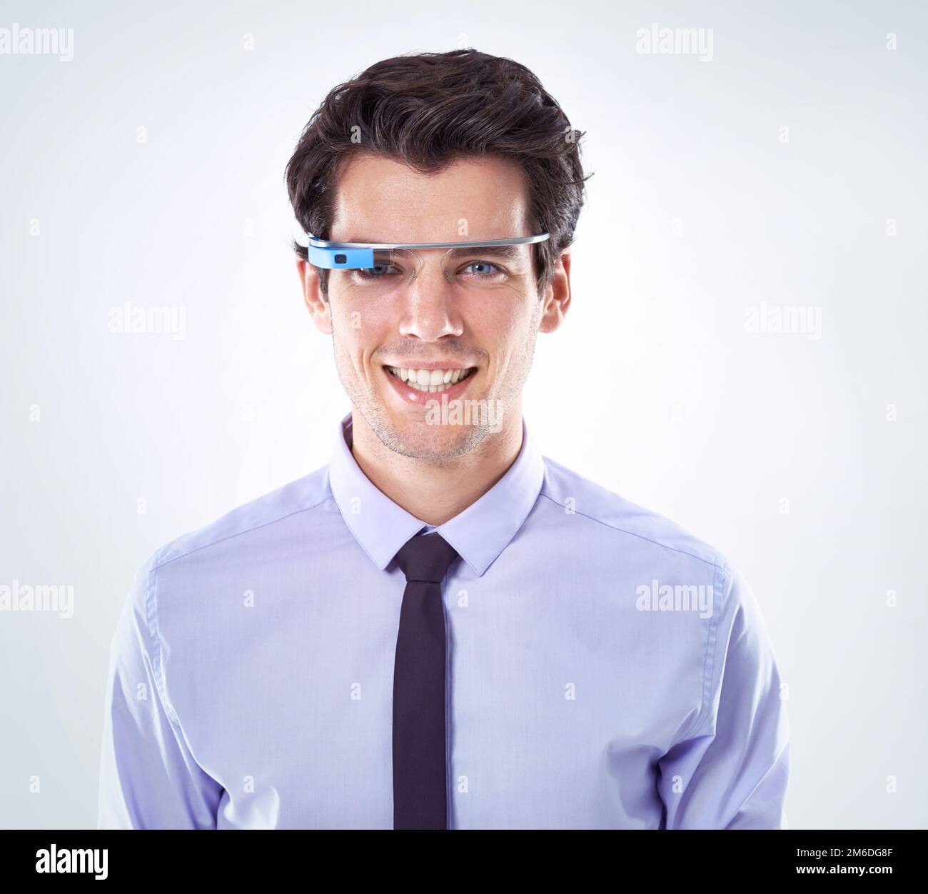 Machen wir uns mit dem Geschäft schlau. Studiofoto eines jungen Geschäftsmanns mit einer intelligenten Brille vor weißem Hintergrund. Stockfoto