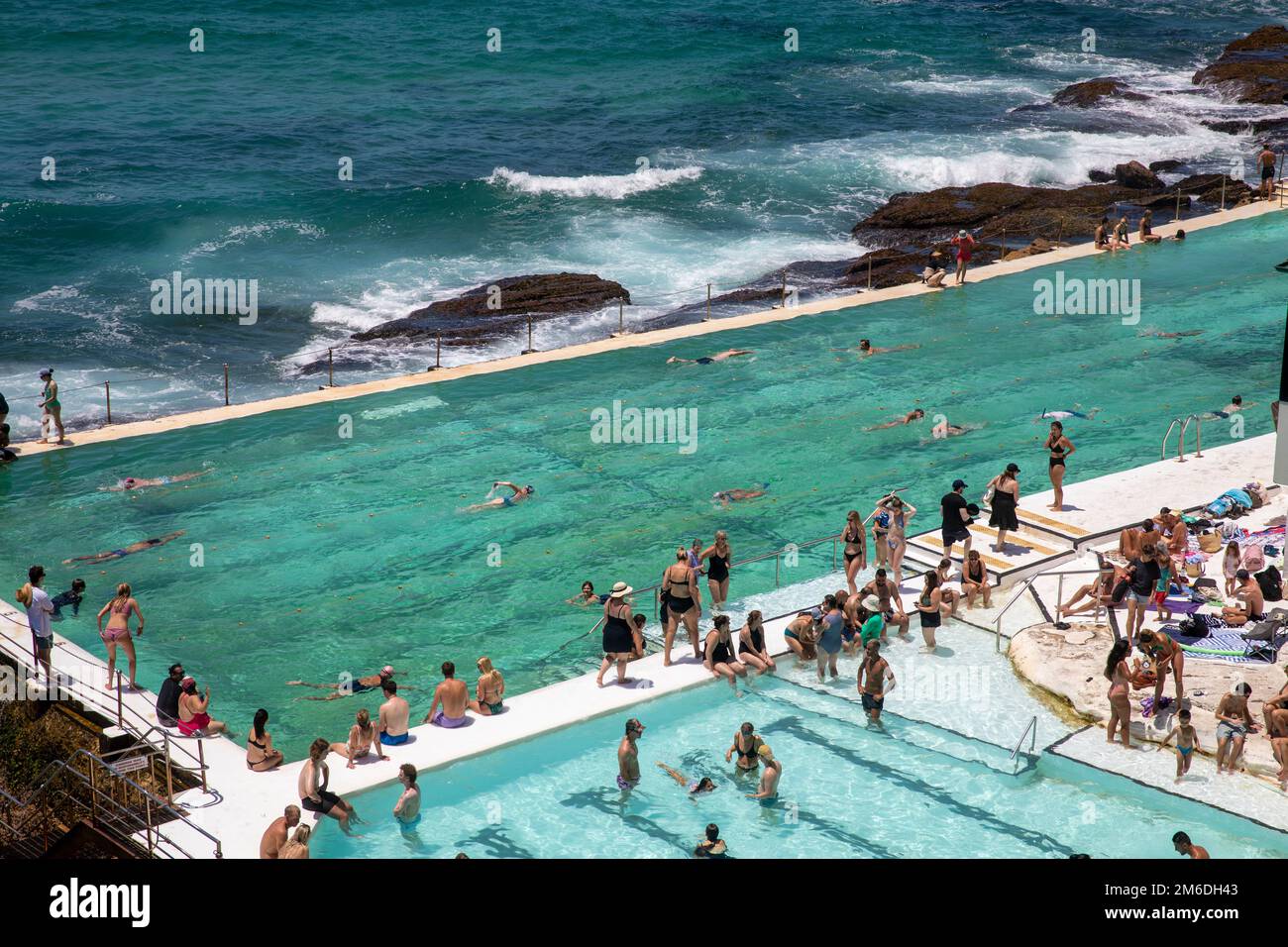 Bondi Eisbergs Clubhouse und Outdoor Swimmingpools, geschäftig mit Menschen Januar 2023, Sydney, NSW, Australien Stockfoto