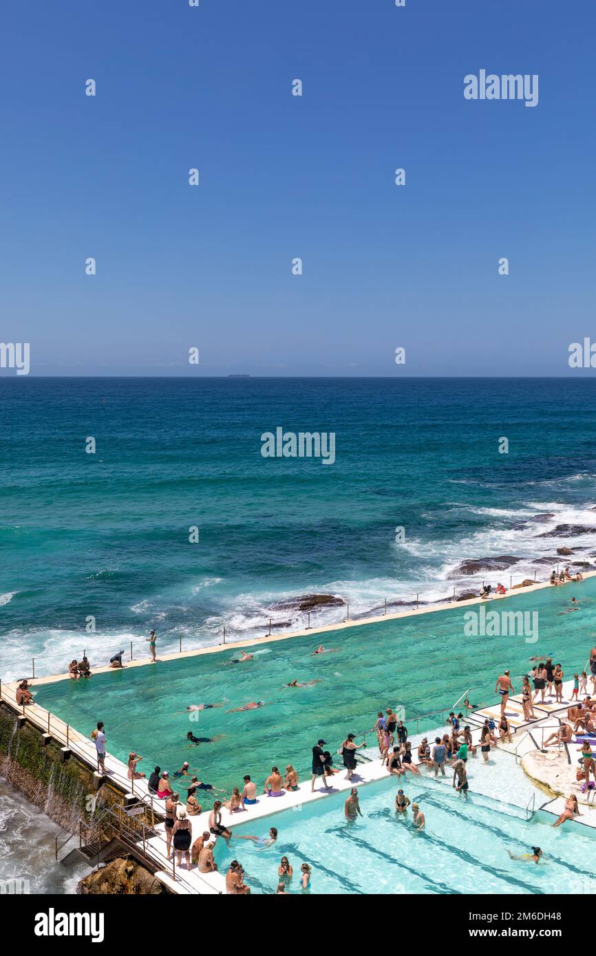 Bondi Eisbergs Club und Outdoor Swimmingpool voll mit Schwimmern, Bondi Beach, Sydney, Australien Januar 2023 Stockfoto