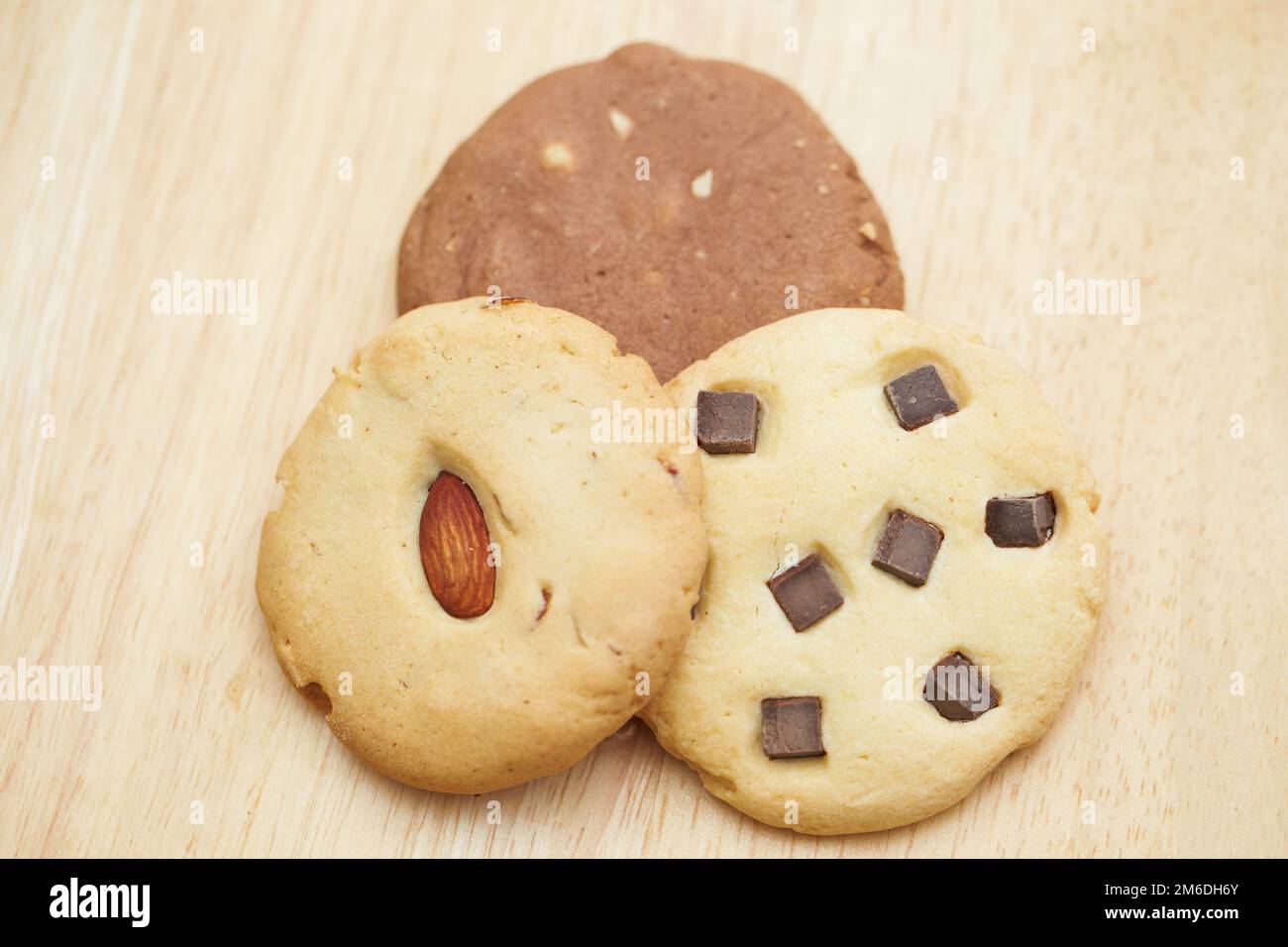Mandel- und Nusskekse auf dem Schneidebrett Stockfoto