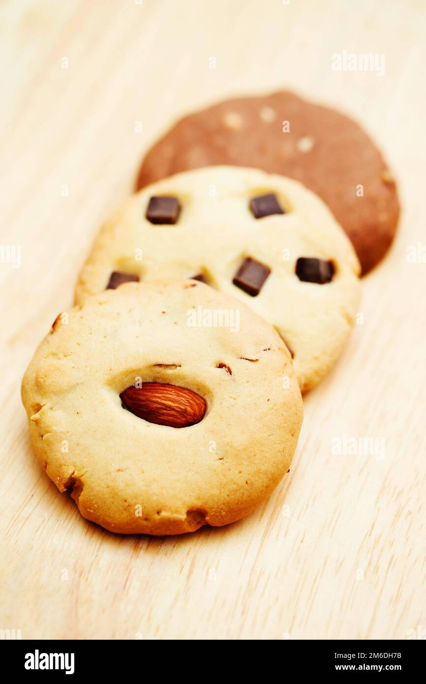 Mandel- und Nusskekse auf dem Schneidebrett Stockfoto