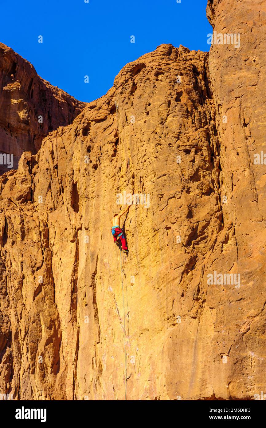 Timna, Israel - 18. Januar 2022: Blick auf einen Bergsteiger auf den Felsen der Solomon-Säulen im Timna-Wüstenpark im Süden Israels Stockfoto
