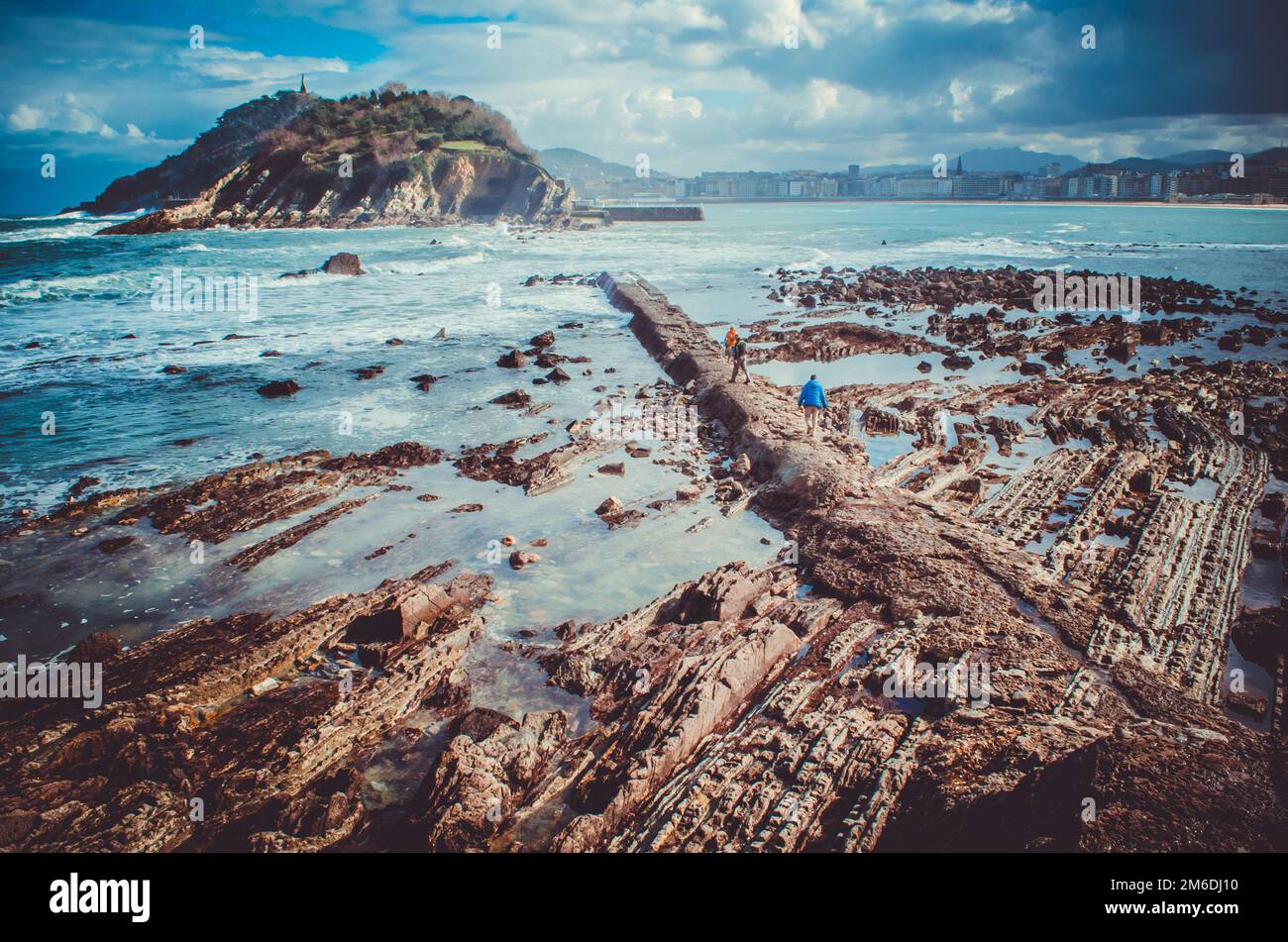 Felsformationen auf dem Meeresboden mit Santa Clara Island und San Sebastian im Hintergrund, Spanien Stockfoto