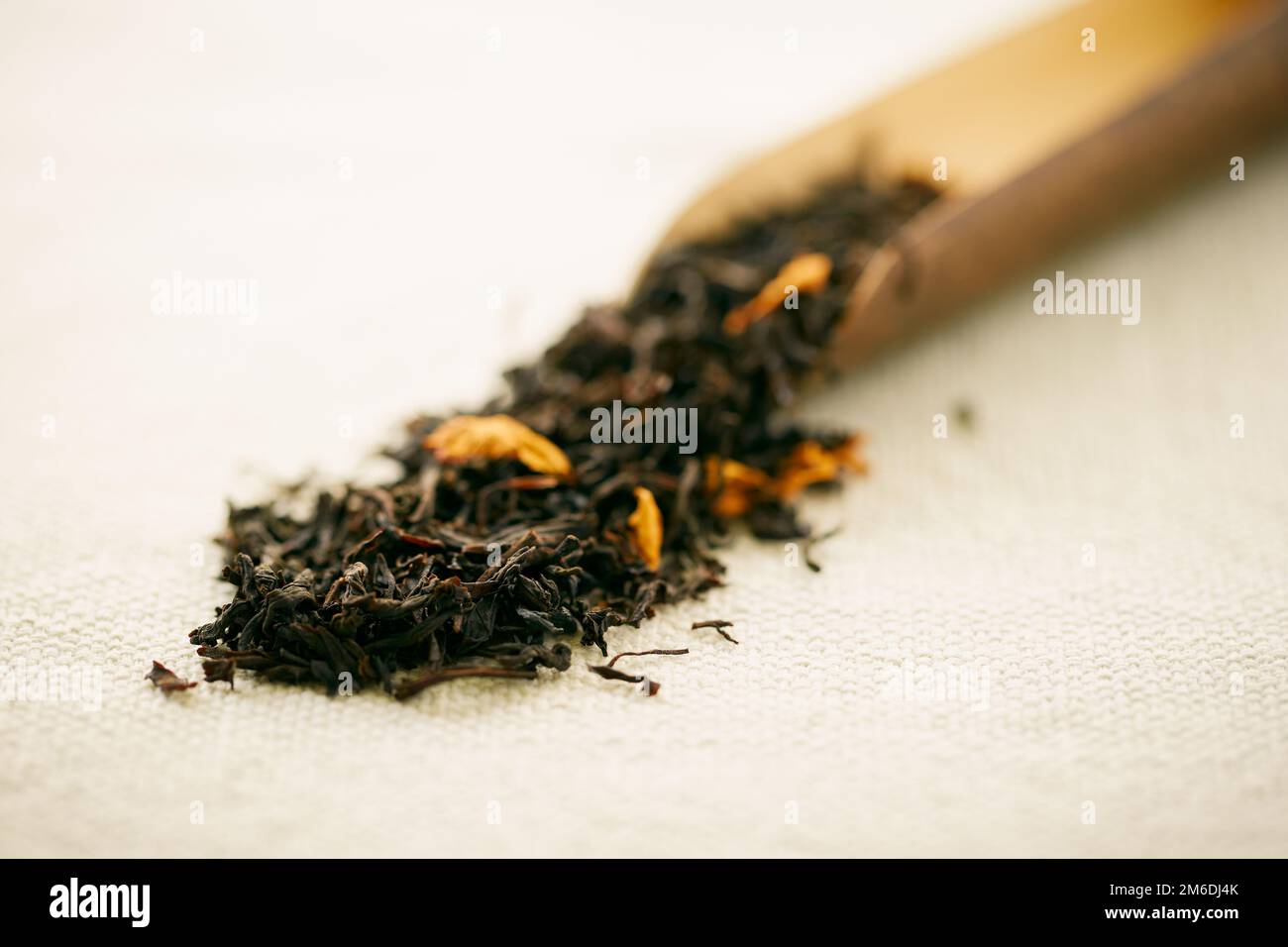 Getrocknete grüne Teeblätter, getrocknete Blätter Stockfoto