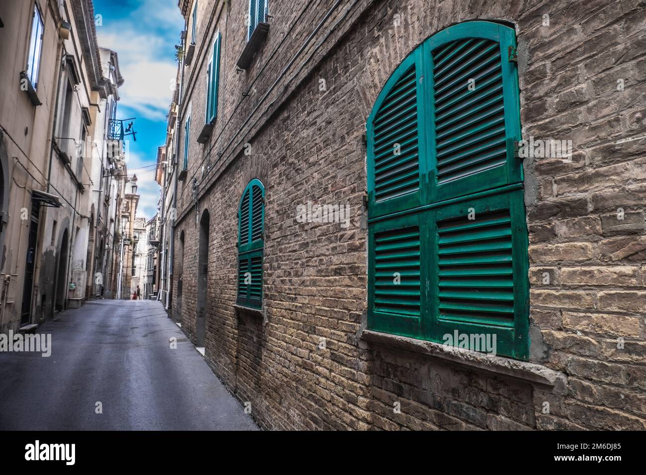 HDR-Fensterhaus mit tiefer, schmaler Gasse im Erdgeschoss Stockfoto