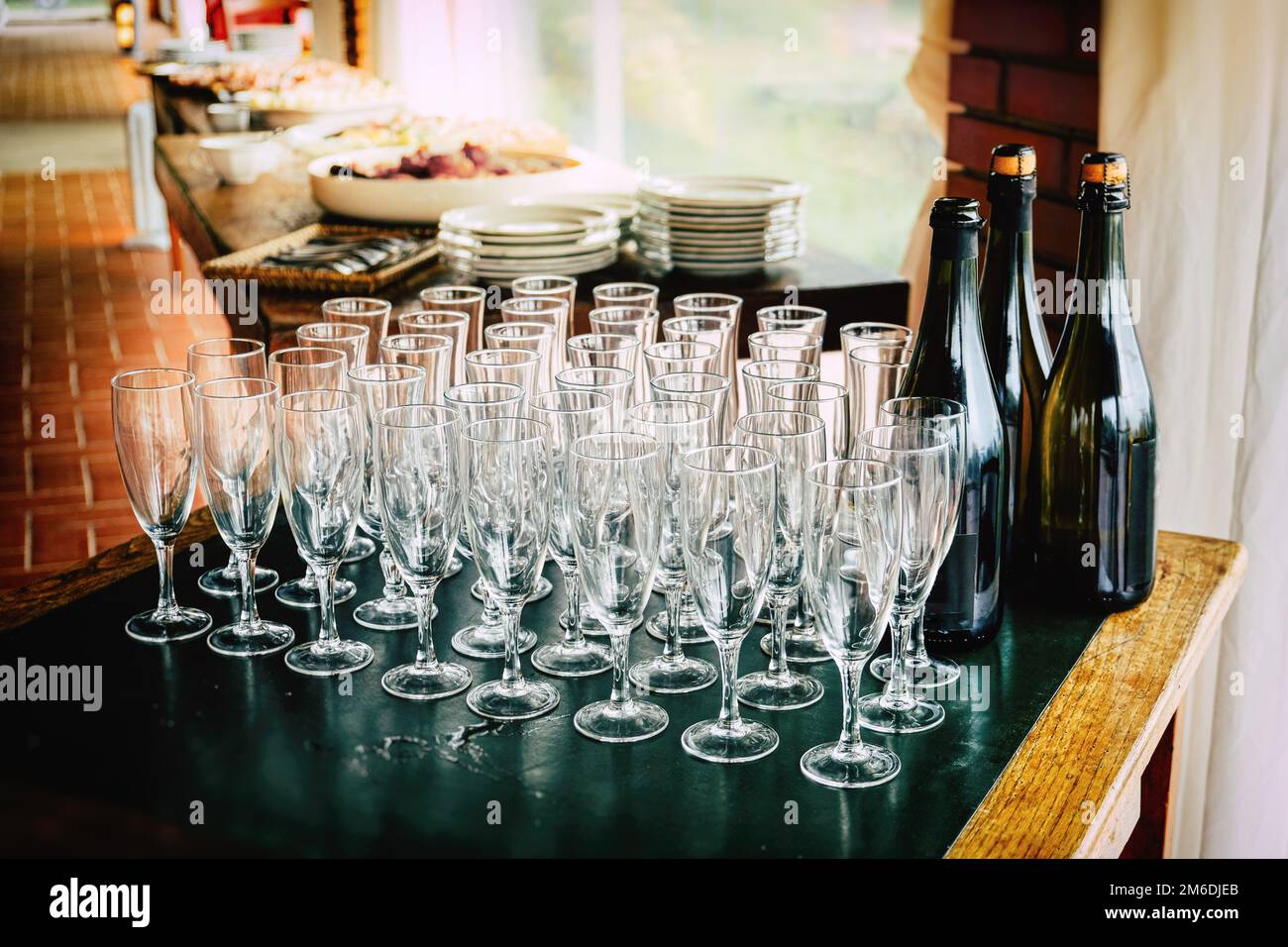 Anstoßen von vielen Gläsern für Jubiläen Leeren Sie Becher Kelche vor dem Toast im Restaurant, um Jubiläum zu feiern Stockfoto