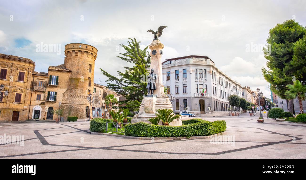 Stadtplatz der Abruzzen-Region in Italien, Vasto mit der Statue auf dem Piazza Gabriele Rossetti Stockfoto