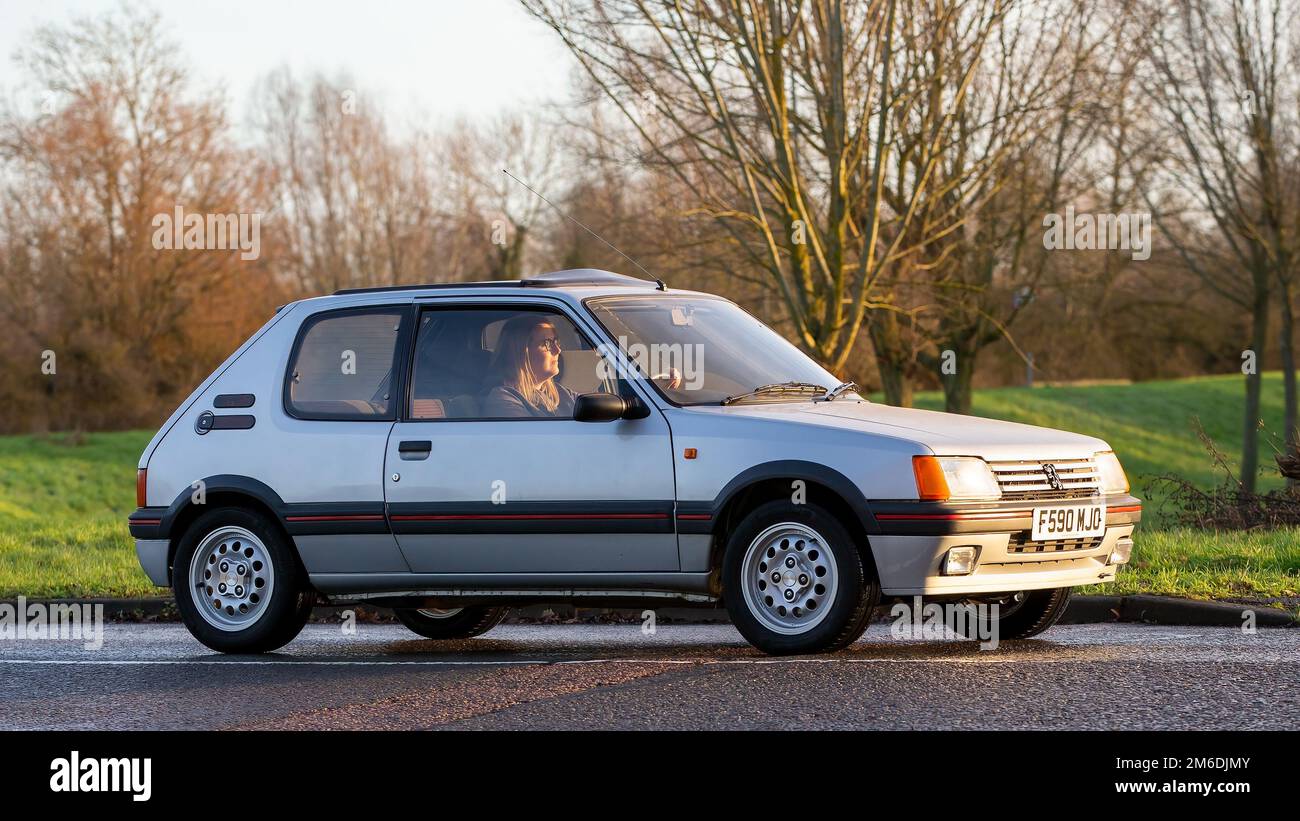 1989 silberner Peugeot 205 klassischer Fließheck Stockfoto