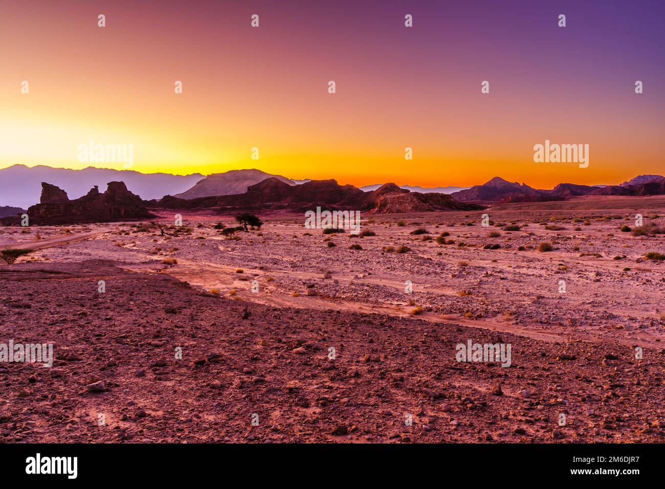 Blick auf den sphinxförmigen Felsen und die Landschaft bei Sonnenaufgang im Timna-Wüstenpark im Süden Israels Stockfoto