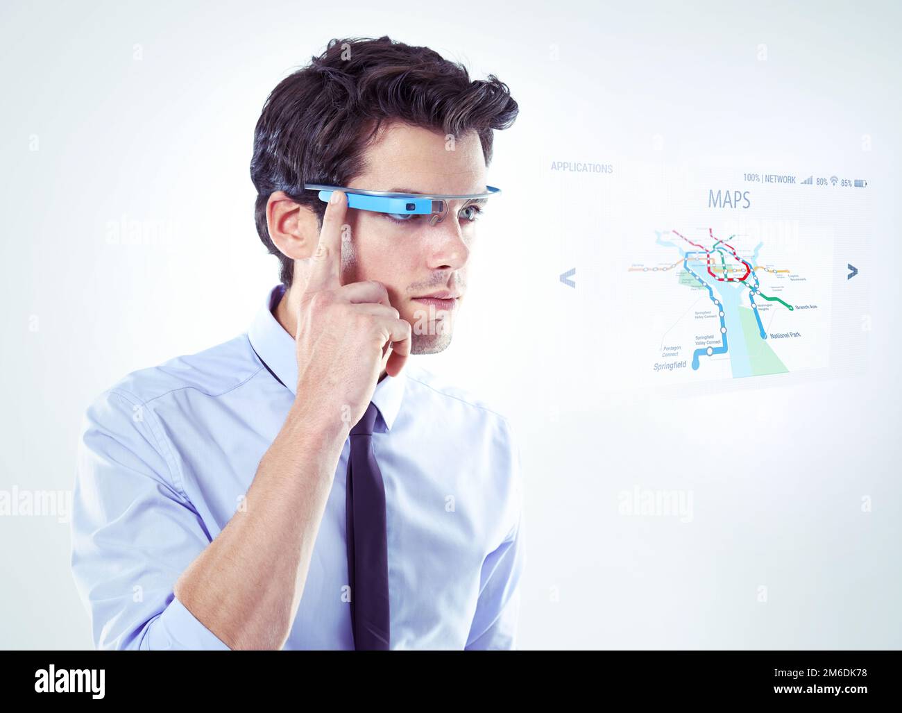 Optische Vorhersage. Studiofoto eines jungen Geschäftsmannes vor weißem Hintergrund mit einer intelligenten Brille zur Datenanalyse. Stockfoto