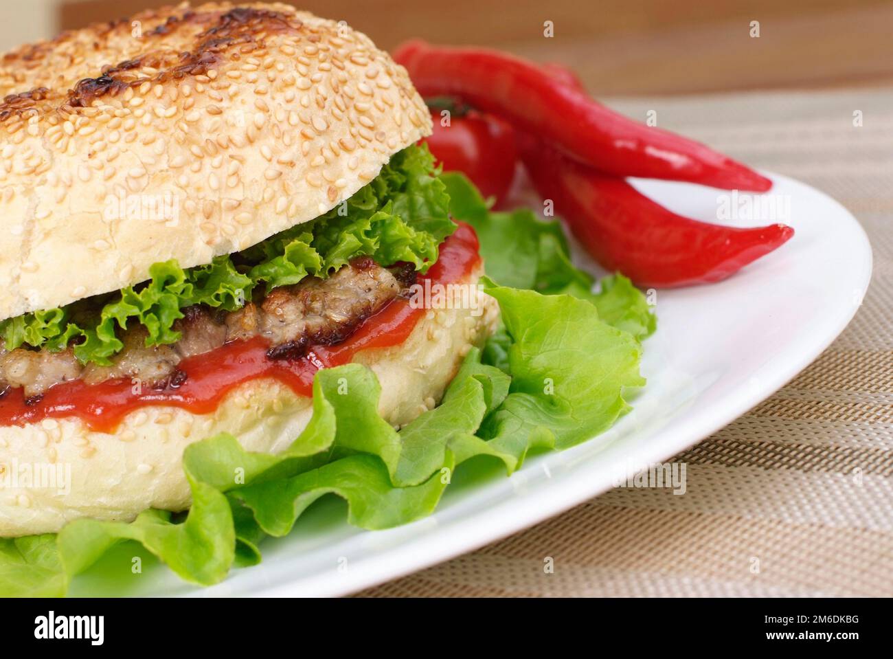 Nahaufnahme Hamburger mit Chili-Pfeffer Stockfoto