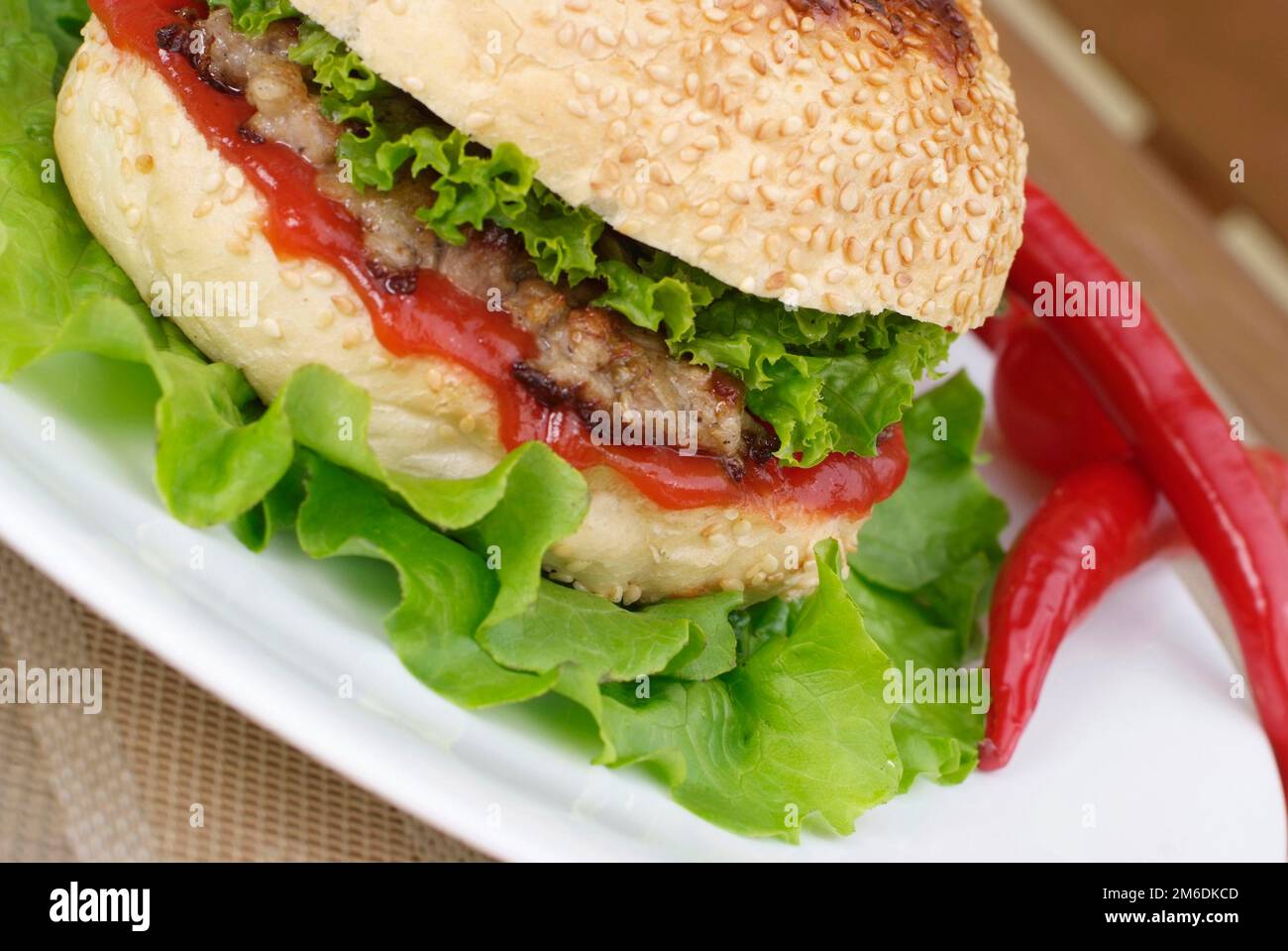 Nahaufnahme Hamburger mit Chili-Pfeffer Stockfoto