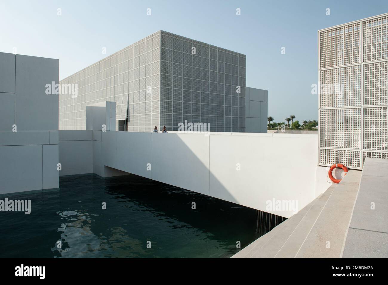 Touristen, die den Louvre Abu Dhabi besuchen Stockfoto