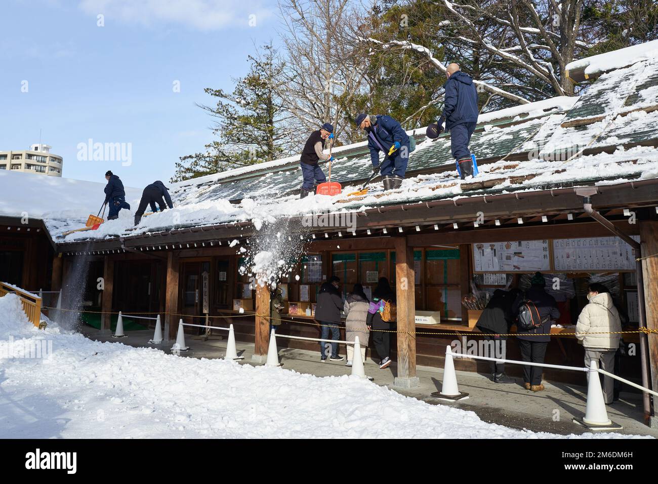 Hokkaido, Japan - 21. Dezember 2022 : Arbeiter führen Schneeräumarbeiten am Hokkaido-Schrein in Sapporo, Hokkaido, durch Stockfoto