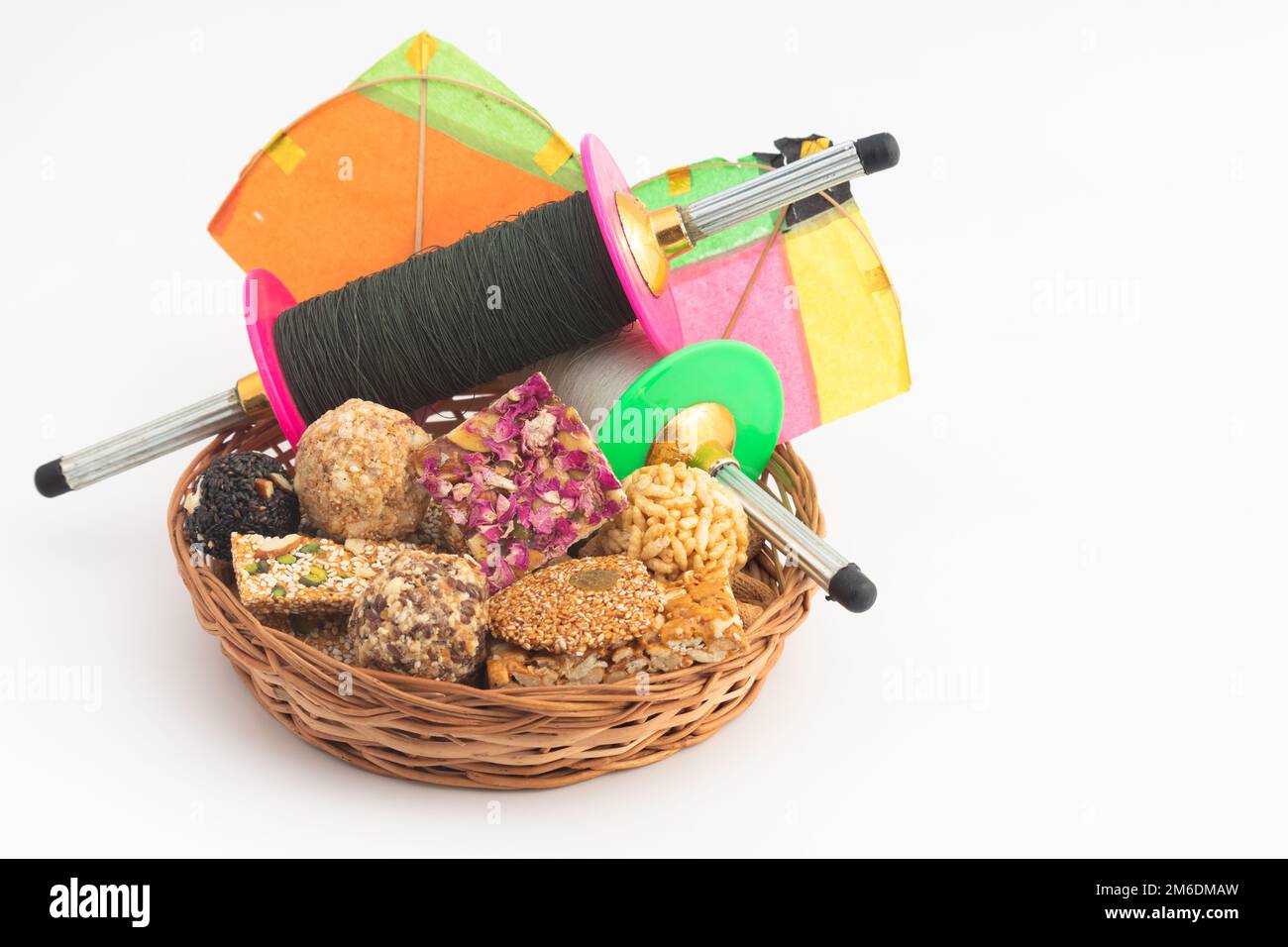 Erntefest Wird Als Makar Sankranti, Lohri, Uttarayan, Maghi, Poush Sankranthi, Magh Bihu mit Sesam Süß, Tilgul, Til Mithai, Gaj Stockfoto