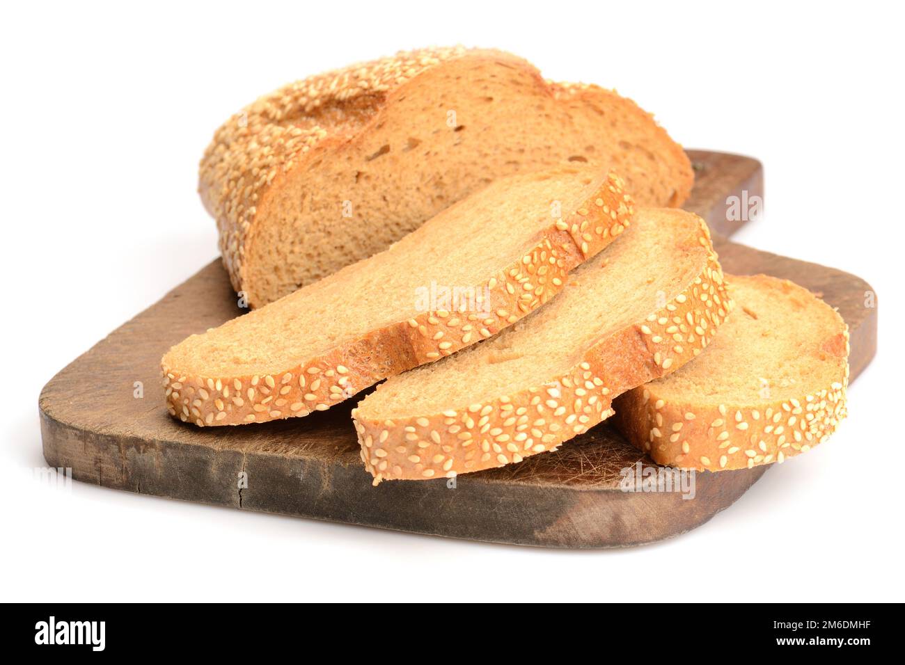 Geschnittenes Brot auf einem Schneidebrett, isoliert auf Weiß Stockfoto