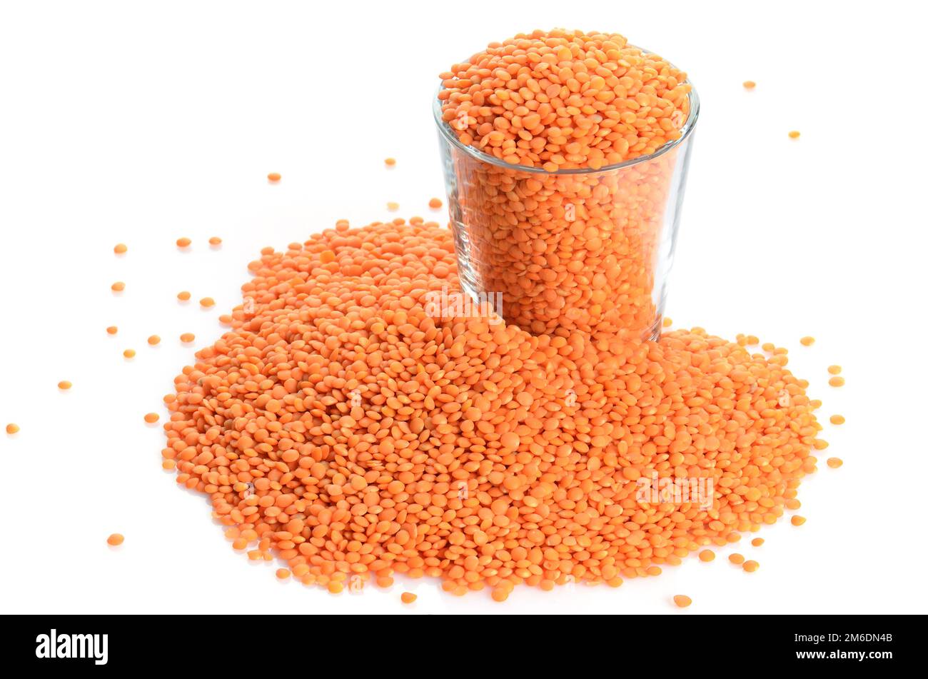 Glas mit roter Linse auf weiß isoliert Stockfoto