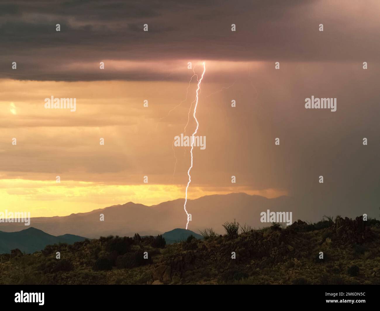 Blitz am Himmel. Elektrische Entladungen in den Himmel Stockfoto