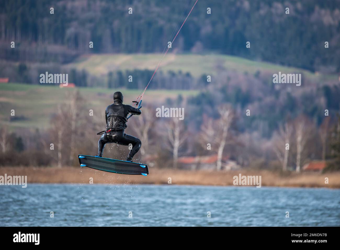 Springen Kitesurfer mit hoher Geschwindigkeit auf dem Wasser Stockfoto