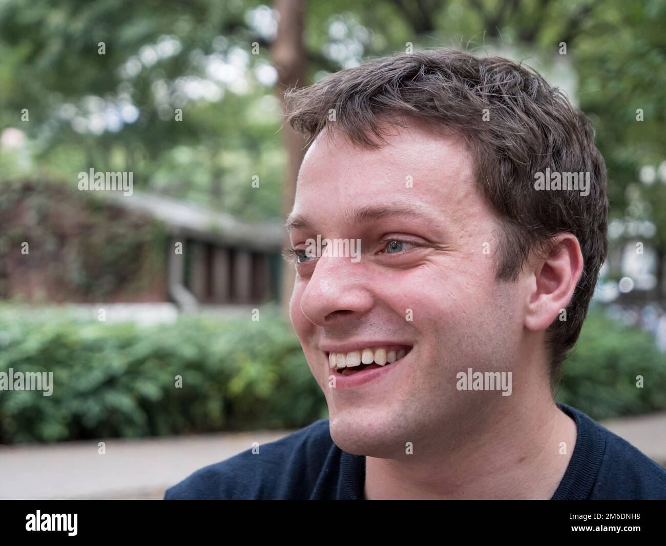 Eine glückliche junge amerikanische Mann in einem Park Stockfoto