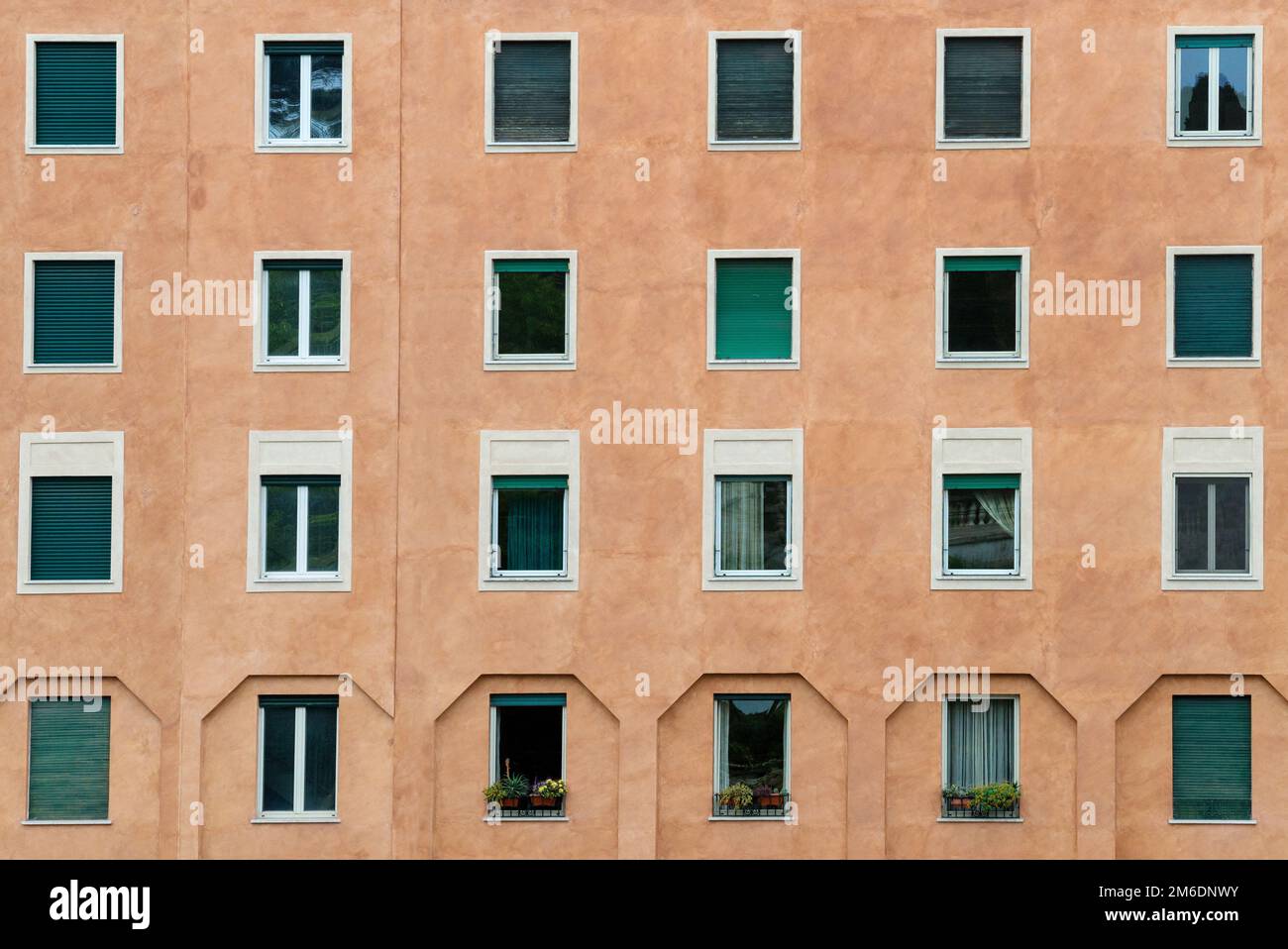 Frontansicht der Fassade des Gebäudes mit vielen Fenstern. Stockfoto