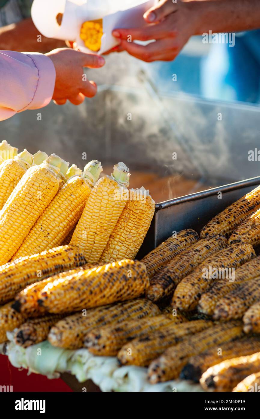 Misir. Corn on the cob ein traditionelles türkisches Straßenessen, das von einem Schubkarren in der Fatih di verkauft wird Stockfoto