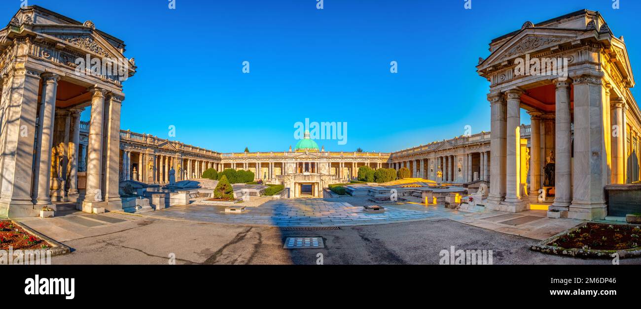 Bologna lokales Wahrzeichen der Region Emilia Romagna in Italien - Cimitero La Certosa Friedhofsplatz Panoramaaussicht Stockfoto