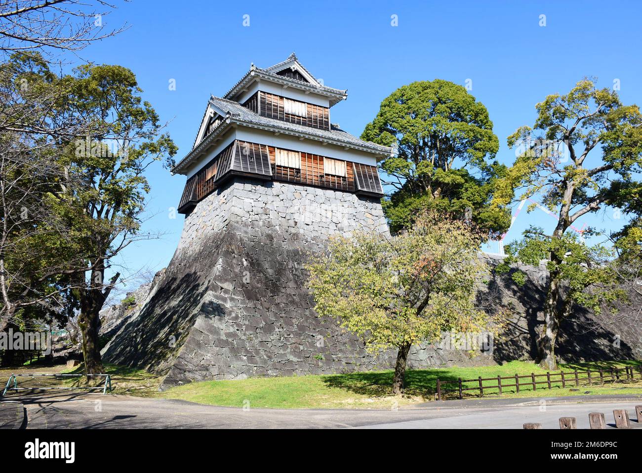 Schloss Kumamoto während der Bauarbeiten nach einem Erdbeben im Jahr 2016, eine große und gut befestigte Holzburg Stockfoto